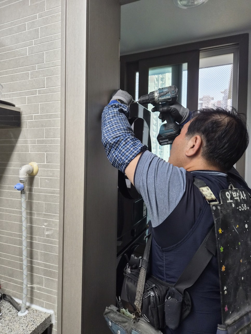 울산 북구 아파트 욕실 슬라이드장 떨어짐 직전, 거울장 추락 위기 긴급 고정 사례 시공 과정 6