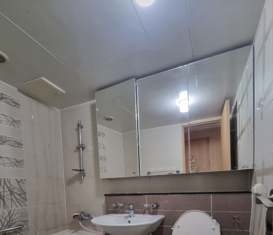 울산 북구 아파트 욕실 슬라이드장 떨어짐 직전, 거울장 추락 위기 긴급 고정 사례 시공 완료 후 모습